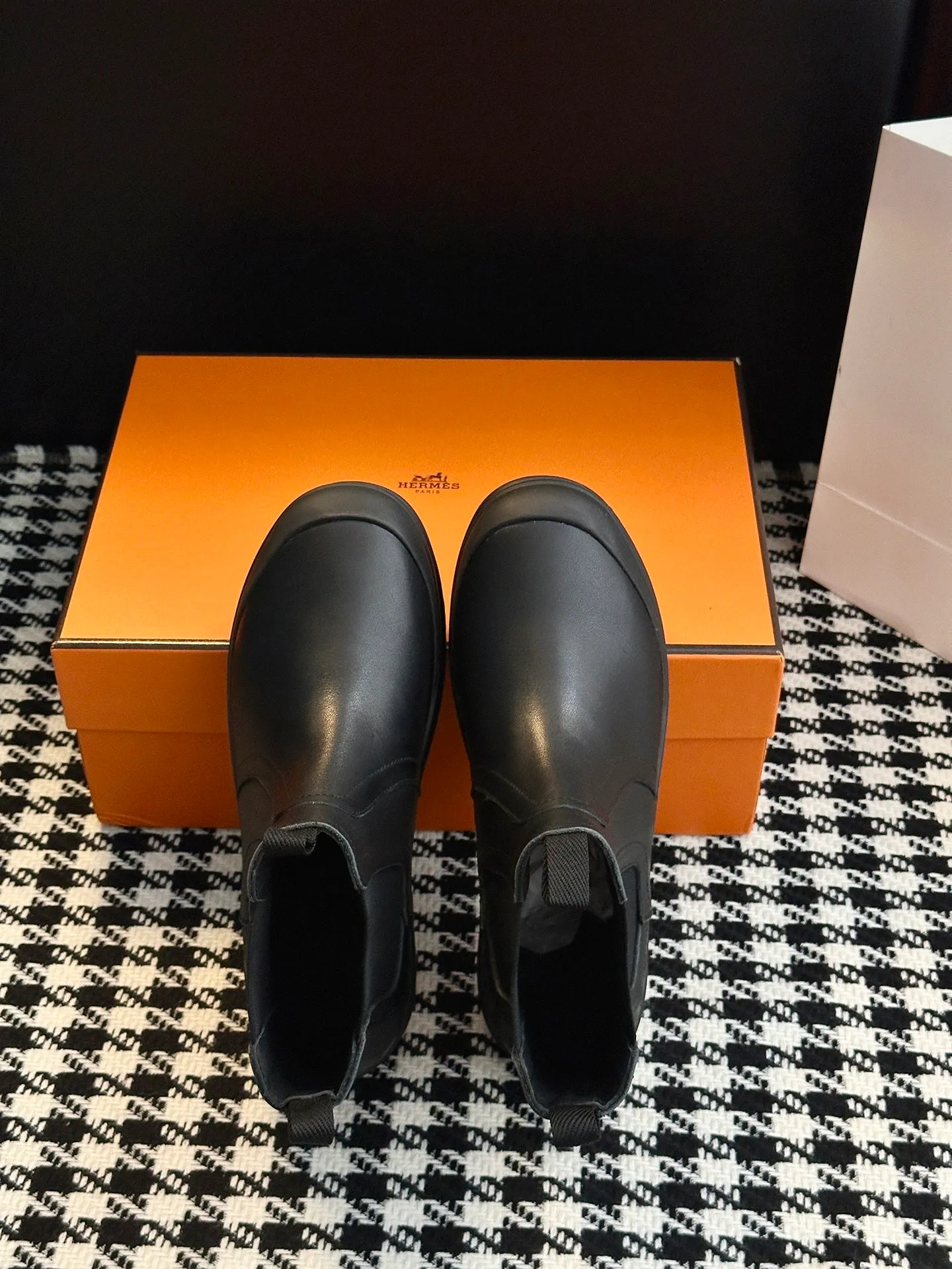👟👟Ex-factory price 700👟👟 【𝐇𝐄𝐑𝐌𝐄𝐒Ankle boots】Exquisite workmanship, classic and yet individual, matching college style & simple style. yyds The key point is that it makes you taller and slimmer, which is really good news for small people. It makes you look slimmer and taller than ever yyds, good-looking ➢Shoe upper material: original customized cowhide + Yangjing noodles ➢Inner material: cowhide lining ➢Outsole material: original rubber sole ➢Color selection: black cowhide, black Yangjing, nude Yangjing ➢Optional code number: 35-40 (customized 40 is not returnable)